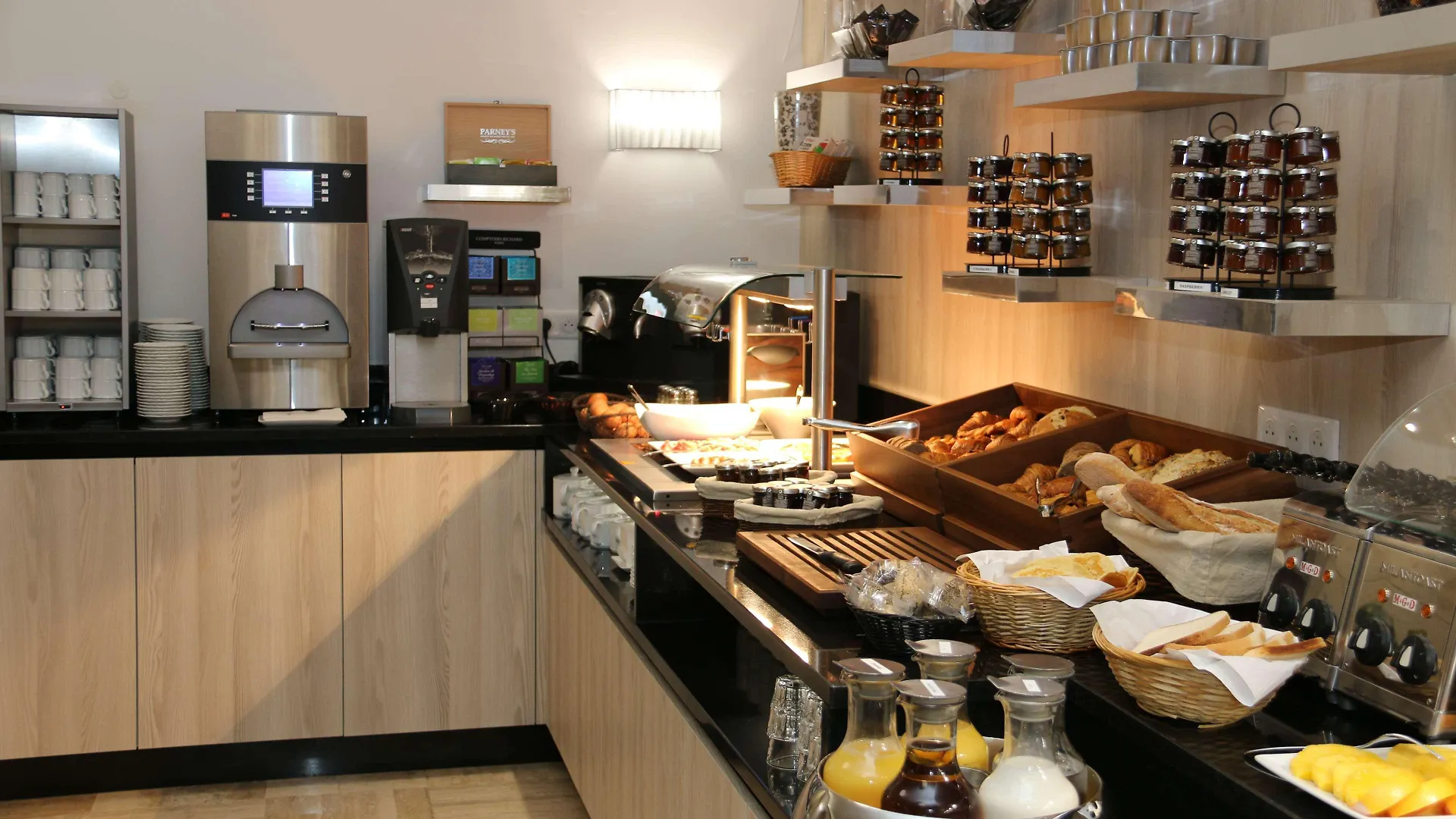 Golden Tulip Cannes Hotel De Paris 4*,