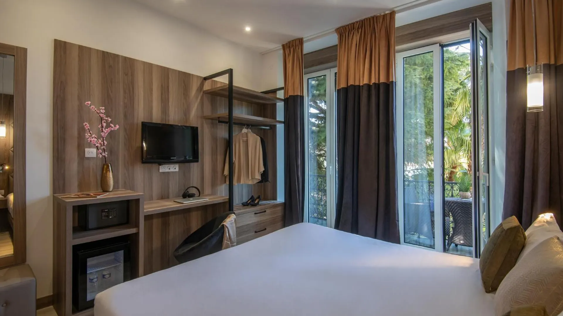 Golden Tulip Cannes Hotel De Paris 4*,